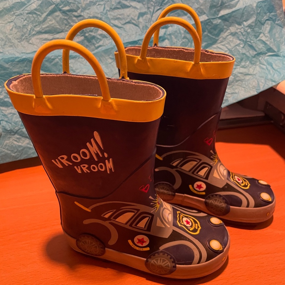 KomforMe Police Car Rain boots. Kids Size 7